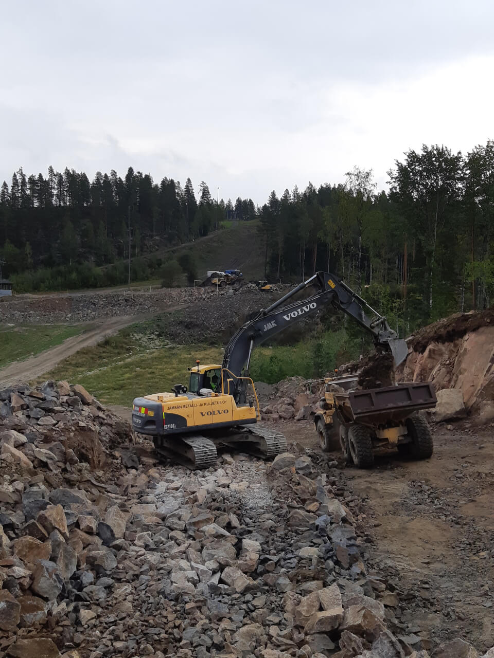 Kaivinkoneita maanrakennustöissä, Jämsän Metalli ja Kuljetus